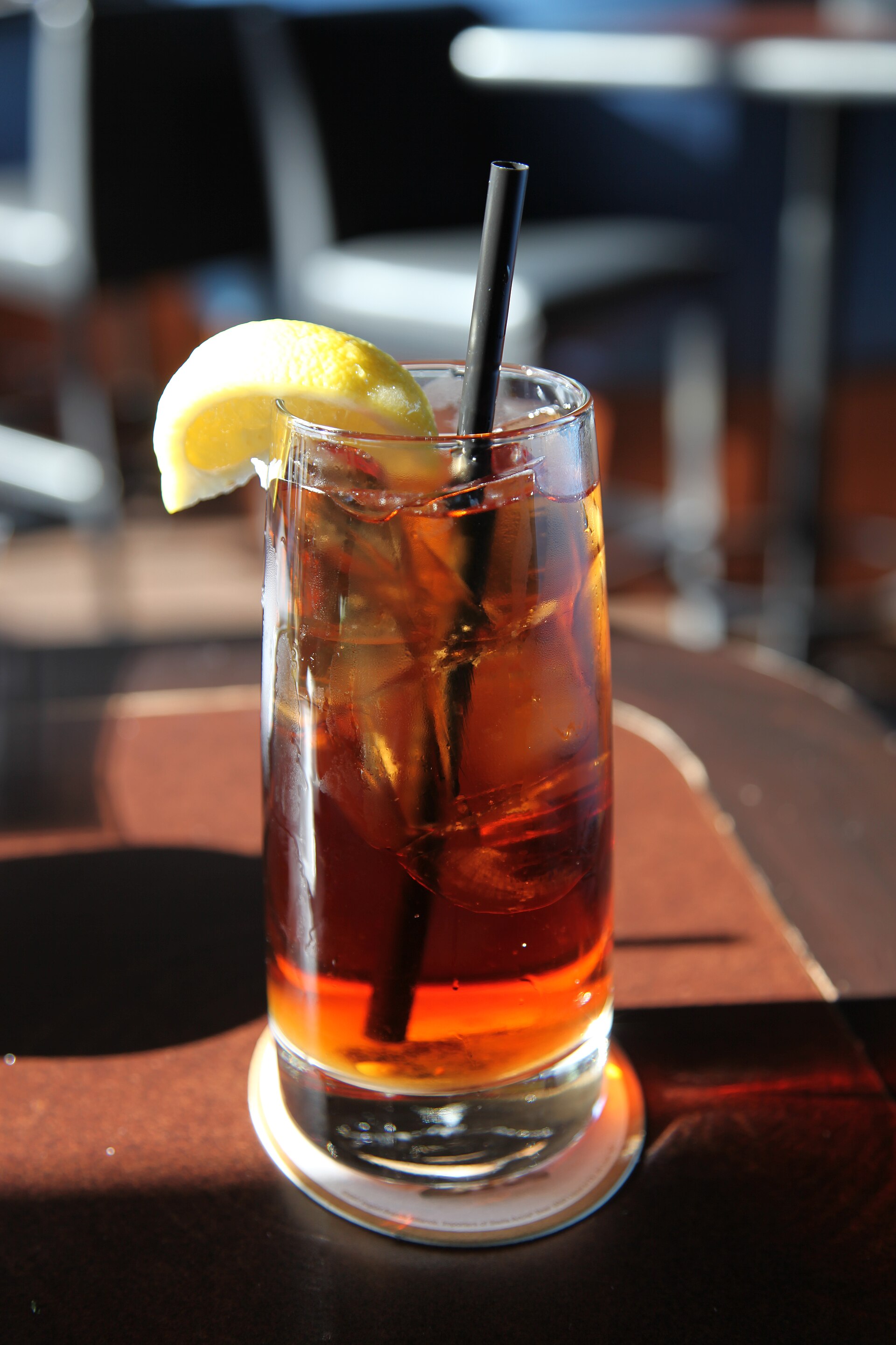 A glass of cloudy iced tea next to a clear cup of hot tea